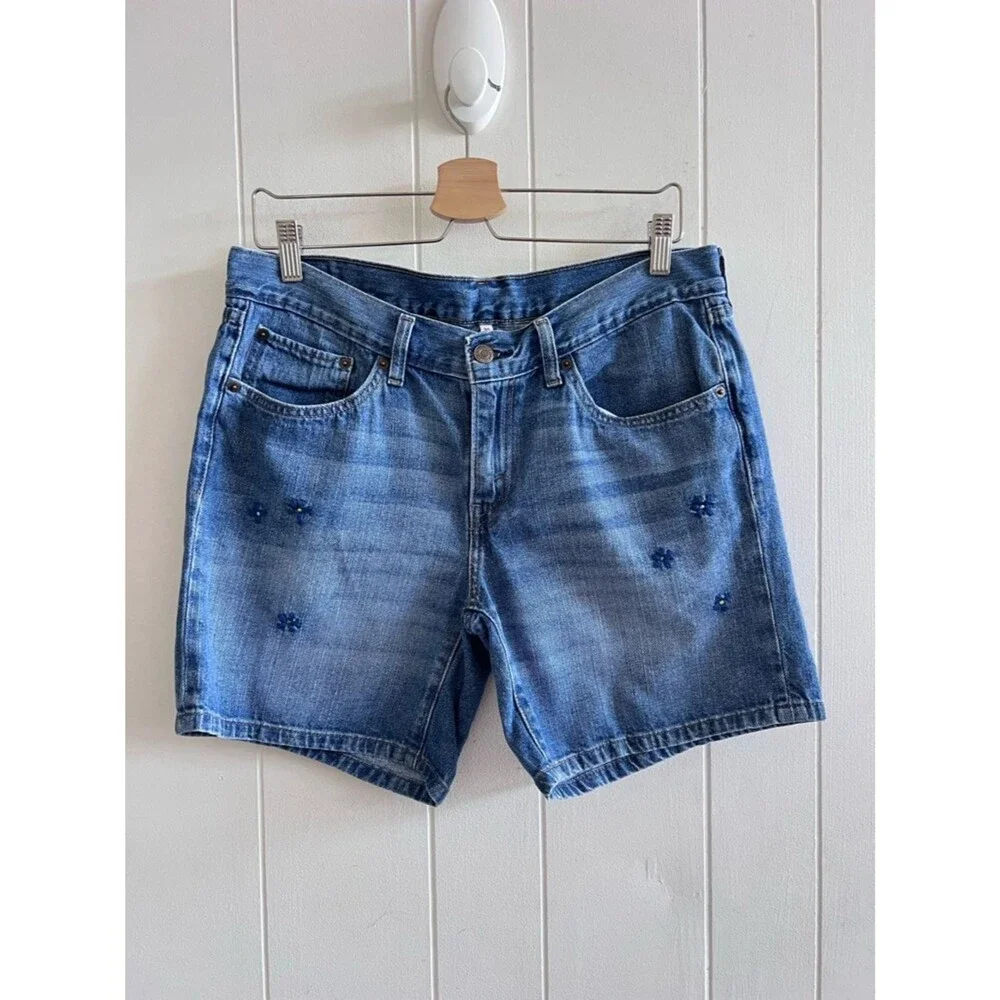 Vintage Levi's Women's Classic Blue Denim Mom Shorts Embroidered Flowers